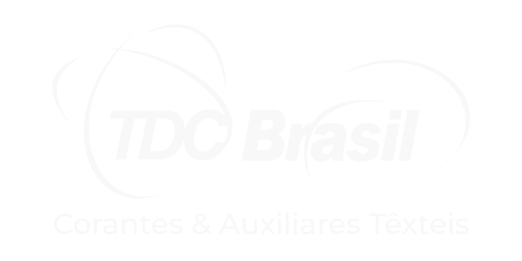 Logotipo branco TDC BRASIL — empresa referência em corantes e produtos auxiliares têxteis.